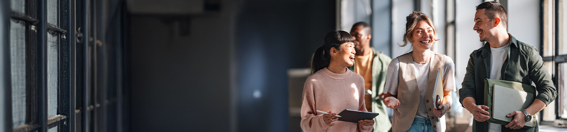 Miteinander sprechende Personen im Gang Miteinander sprechende Personen im Gang