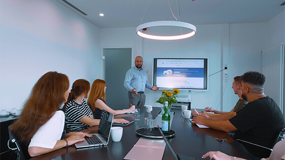 DFV Mitarbeiter beim Onboarding DFV Mitarbeiter beim Onboarding